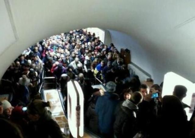 Эскалаторы в киевском метро движутся только вверх (Фото) Эскалаторы в киевском метро движутся только вверх (Фото)