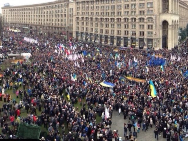 Біля КМДА затримали з "коктейлем Молотова" двох молодиків 