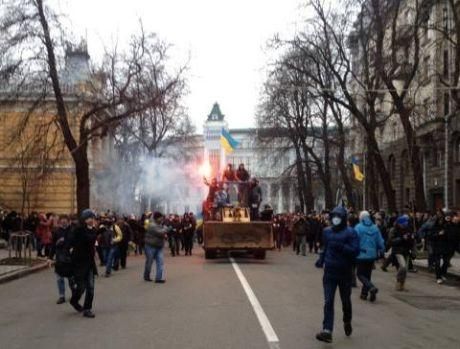 Штурм Администрации президента успокаивает Положинский, пострадали 2 милиционера