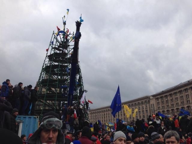 Міліція втекла від півмільйонного натовпу: Ми не "Беркут" (Відео) Міліція втекла від півмільйонного натовпу: Ми не "Беркут" (Відео)