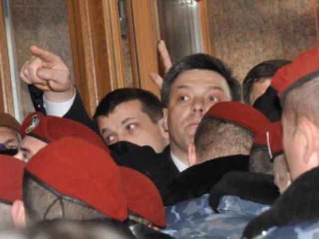 Тягнибок кличе мітингувальників до КМДА: У разі потреби рятуйте наших людей Тягнибок кличе мітингувальників до КМДА: У разі потреби рятуйте наших людей