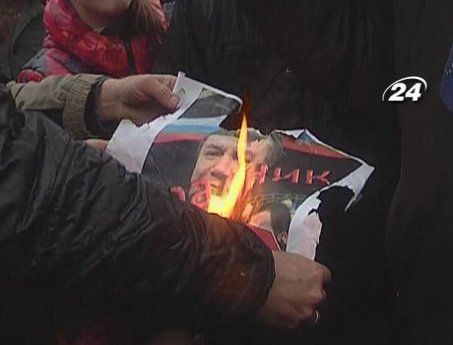 В Донецке на митинг пришли около 200 человек В Донецке на митинг пришли около 200 человек