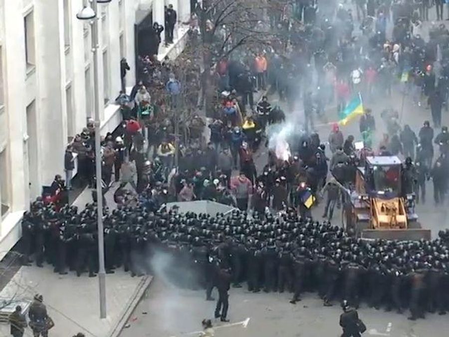 На Банковій летять димові шашки, бруківка, з будівлі виносять сумки, є поранені (Відео) На Банковій летять димові шашки, бруківка, з будівлі виносять сумки, є поранені (Відео)