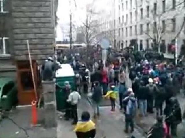 Под КГГА активисты задержали провокатора Под КГГА активисты задержали провокатора