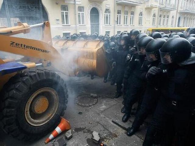 На Банковій через трактор постраждали п'ять міліціонерів, – МВС