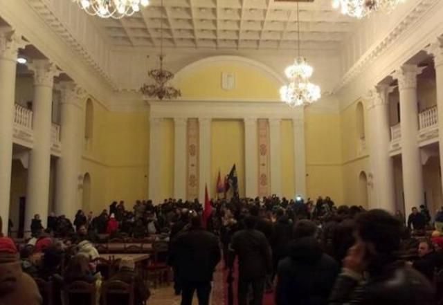 Будівлею КМДА повністю оволоділи мітингувальники Будівлею КМДА повністю оволоділи мітингувальники