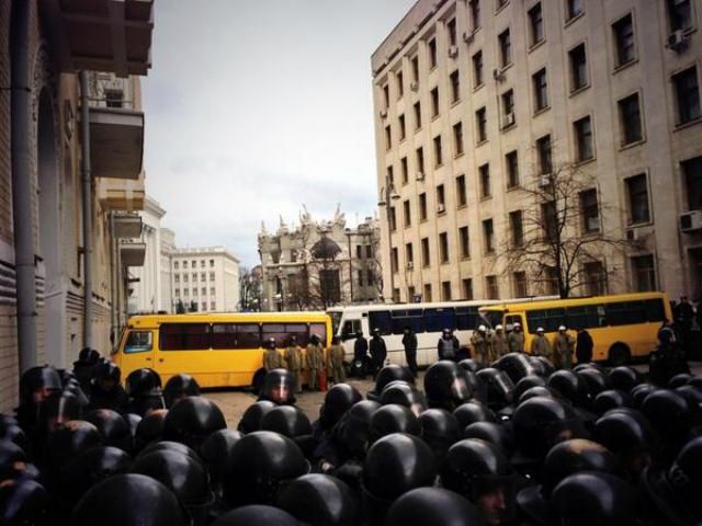 Яценюк, Кличко, Тягнибок радяться у Будинку профспілок 