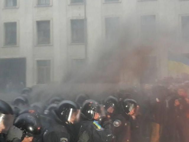 Во время штурма Банковой граната попала в активиста Во время штурма Банковой граната попала в активиста