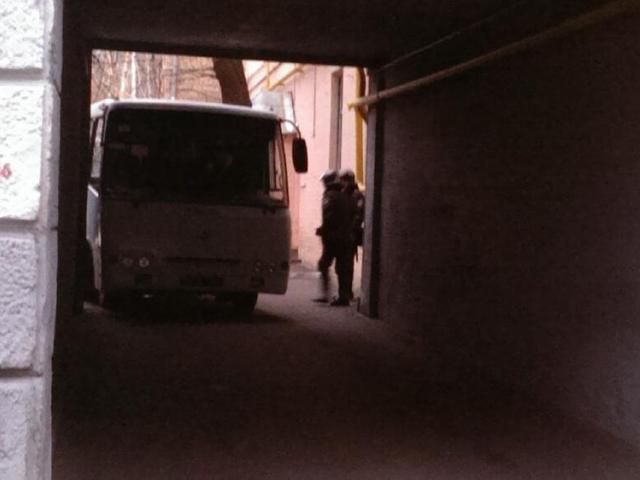 Со двора АП выехал кортеж машин Со двора АП выехал кортеж машин