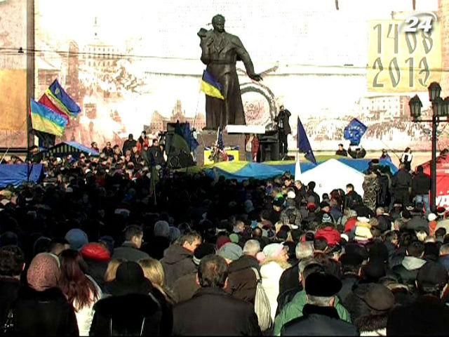 В Черновцах митинговали тысячи людей, сотни поехали в Киев