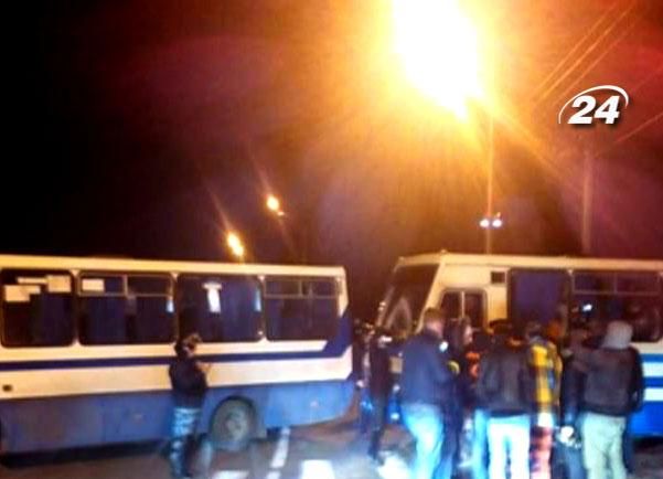 Автомобілісти-мітингувальники рушили колоною на Межигір'я Автомобілісти-мітингувальники рушили колоною на Межигір'я