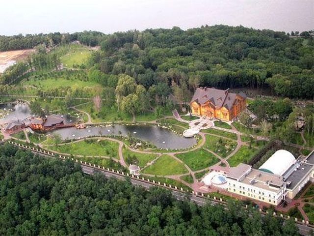 Возле Межигорья дежурит "Беркут" Возле Межигорья дежурит "Беркут"