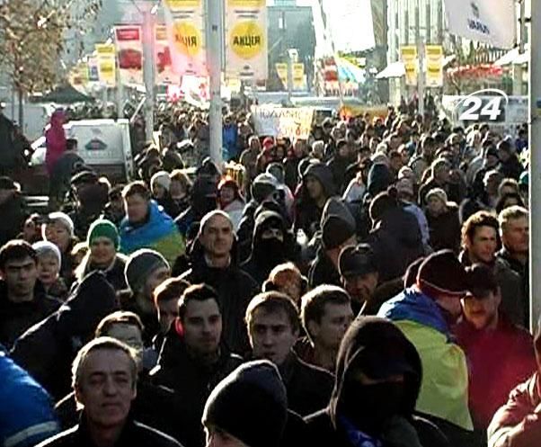 Мітингувальники перекрили дорогу у Дніпропетровську Мітингувальники перекрили дорогу у Дніпропетровську