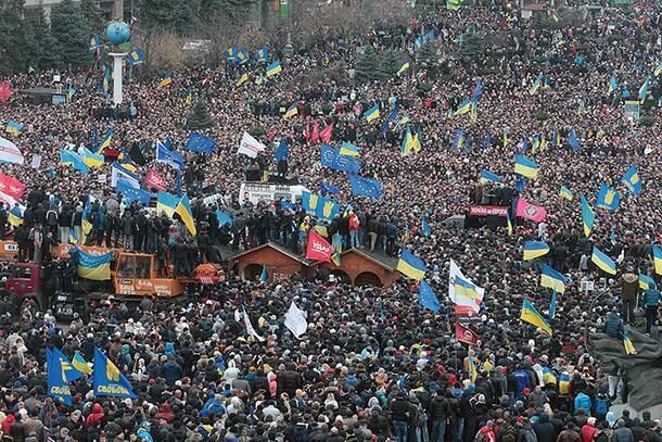 Активісти огороджують Майдан Незалежності металевими щитами