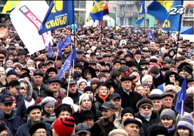 У Луцьку зібралося близько 10 тисяч мітингувальників