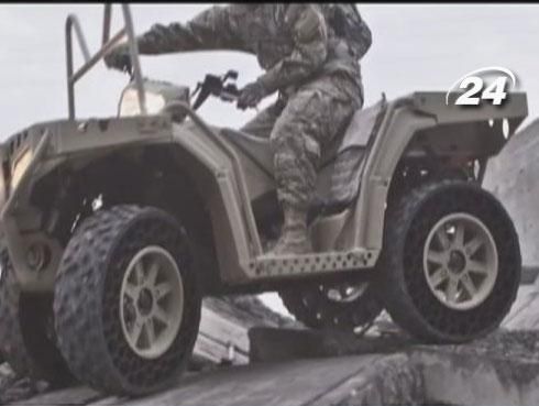 Супер-квадроцикл, оборудованный безвоздушными шинами Супер-квадроцикл, оборудованный безвоздушными шинами