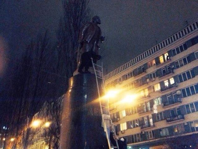 Штурм пам'ятника Леніну: побили "беркутівця" і брата Тягнибока (Фото)