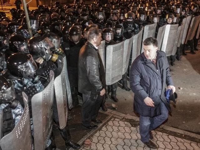 От памятника Ленину отступили и "Беркут, и милиция, и молодые люди От памятника Ленину отступили и "Беркут, и милиция, и молодые люди