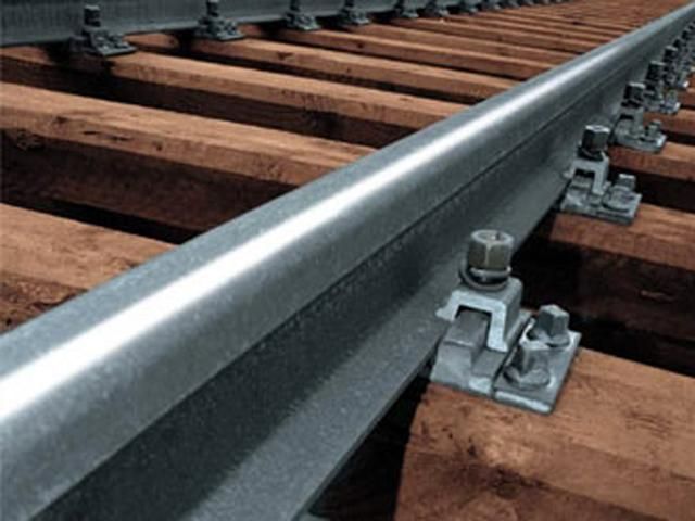 Під Львовом на залізничних платформах стоять бронетранспортери, - УДАР Під Львовом на залізничних платформах стоять бронетранспортери, - УДАР