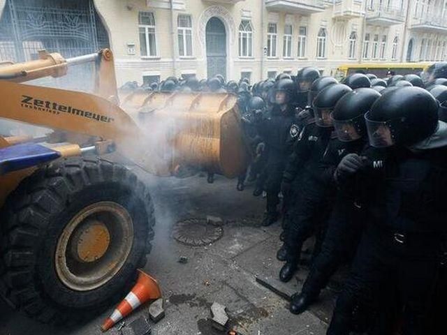 "Беркут" били металевим ланцюгом біля Адміністрації Президента (Відео)
