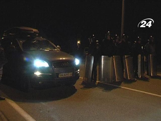 Межигір’я під подвійною охороною. "Беркут" продовжує блокувати проїзд Межигір’я під подвійною охороною. "Беркут" продовжує блокувати проїзд