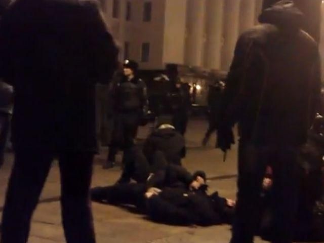 "Беркут" жорстоко добиває активістів на Банковій (Відео 18+) "Беркут" жорстоко добиває активістів на Банковій (Відео 18+)