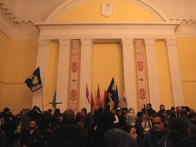 Если митингующие не покинут админздания, милиция будет их выводить Если митингующие не покинут админздания, милиция будет их выводить