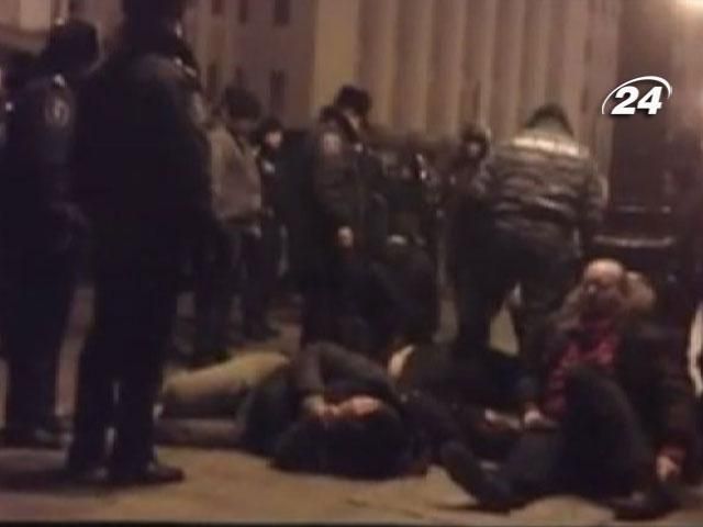 Видео дня: "Беркут" зверски избивал задержанных возле Администрации Президента (18+)