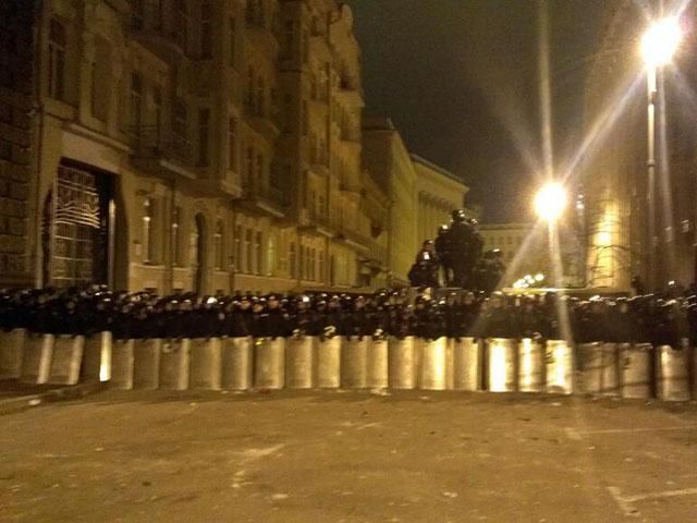 Кровавый Евромайдан: Объявили забастовку, жестокие схватки на Банковой, нардепы идут из ПР