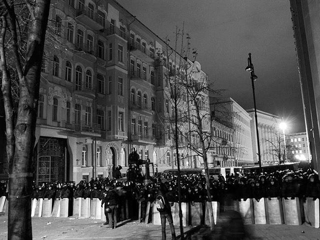 Вечір на Євромайдані: "Беркут" на Банковій та барикади на Майдані (Фото)
