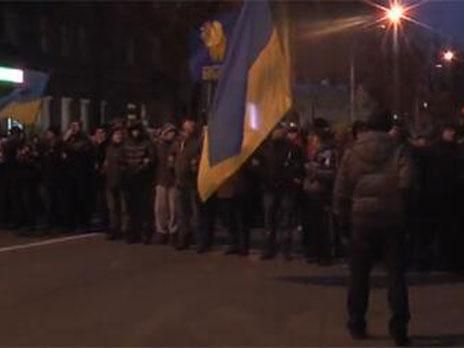 Тисячі мітингувальників заблокували входи в Кабмін та НБУ Тисячі мітингувальників заблокували входи в Кабмін та НБУ