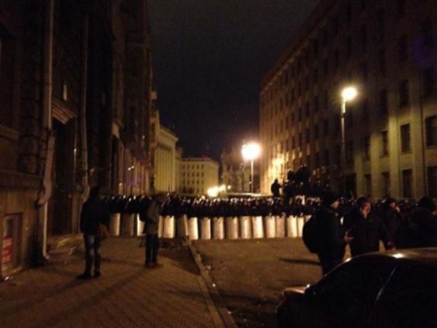 Администрацию Президента окружили "беркутовцы" Администрацию Президента окружили "беркутовцы"