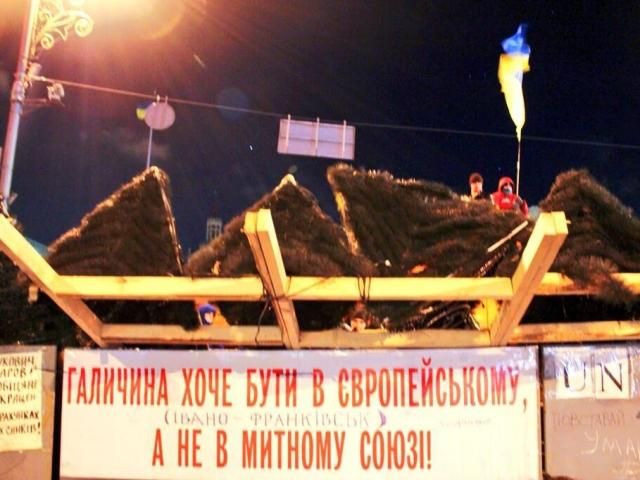 На Майдане за баррикадами уже 5 тысяч митингующих На Майдане за баррикадами уже 5 тысяч митингующих