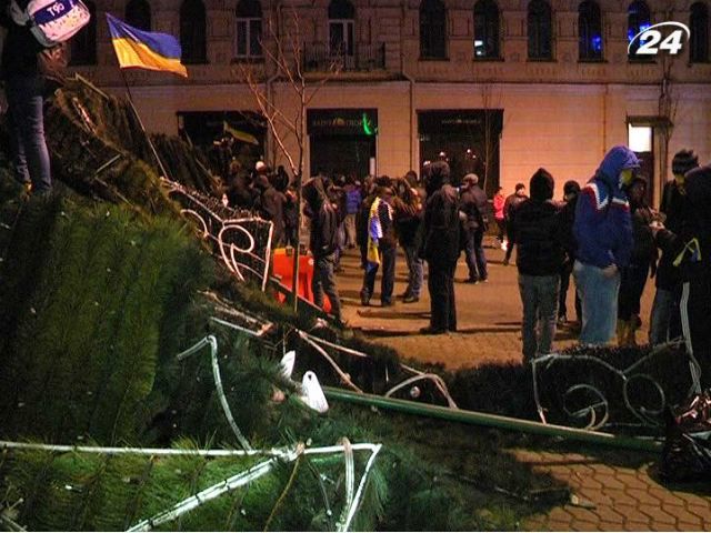 За ночь активисты превратили Евромайдан на крепость