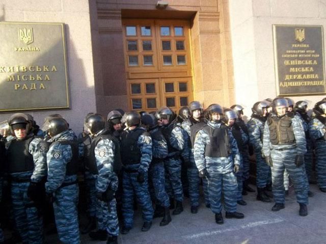 Активісти залишаються в КМДА попри заборону міліції - 2 декабря 2013 - Телеканал новин 24
