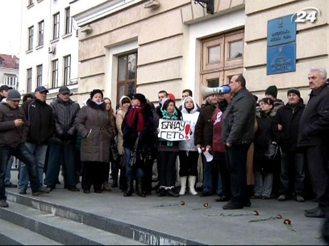 В Запорожье митингующие взяли в осаду мэрию