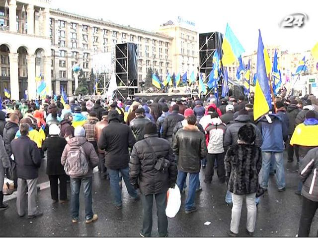 Тисячі українців на Майдані вимагають відставки Януковича Тисячі українців на Майдані вимагають відставки Януковича