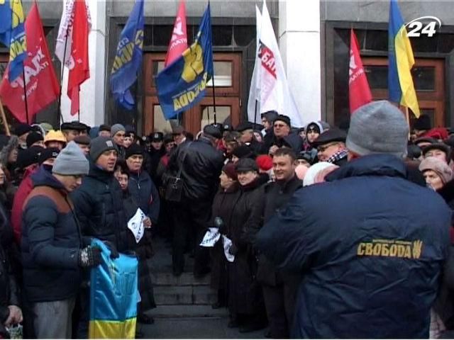 У Тернополі активісти заблокували будівлю ОДА 