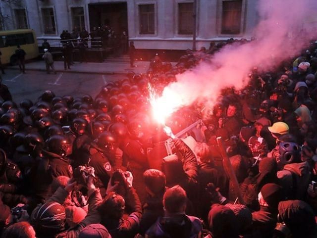 Опозиція заявляє, що сутички на Банковій організували Клюєв і Медведчук Опозиція заявляє, що сутички на Банковій організували Клюєв і Медведчук