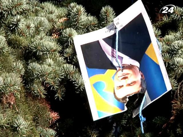 У Луцьку активісти винесли з ОДА усі портрети Януковича