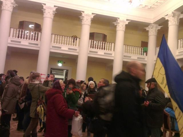 Тягнибок предупреждает о возможном штурме милицией здания КГГА Тягнибок предупреждает о возможном штурме милицией здания КГГА