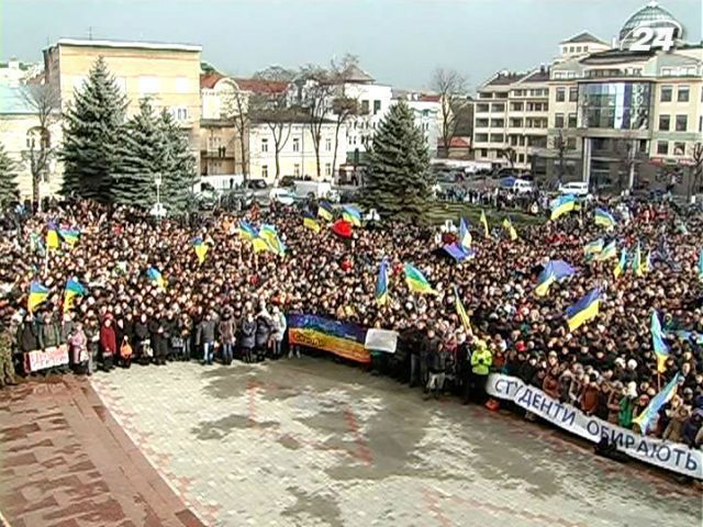 Понад 10 тис прикарпатців вимагають відставки уряду та президента