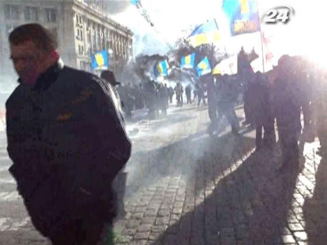 В Харькове митингующих забросали петардами и фейерверками