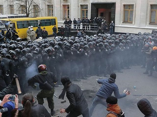 Через сутички на Банковій 1 грудня затримали вже 9 осіб Через сутички на Банковій 1 грудня затримали вже 9 осіб