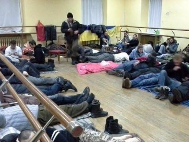 Активисты Евромайдана "захватили" Октябрьский дворец Активисты Евромайдана "захватили" Октябрьский дворец