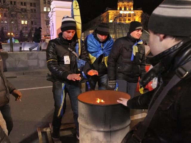 Одинадцятий день Євромайдану: активісти облаштовуються, Янукович і Азаров нарешті заговорили