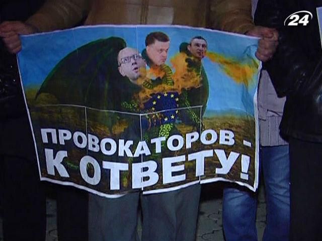 В Крыму учителя, врачи и работники заводов митинговали за Януковича