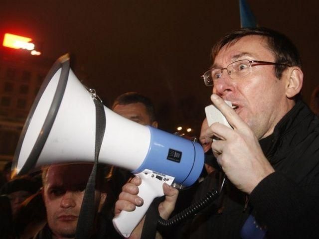 Луценко очолив колону на Кабмін Луценко очолив колону на Кабмін