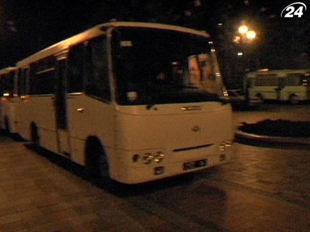 Возле Верховной Рады митингующих уже ждут "титушки" Возле Верховной Рады митингующих уже ждут "титушки"