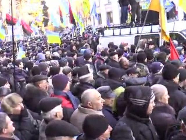 Півтори тисячі активістів пікетують Кабмін Півтори тисячі активістів пікетують Кабмін